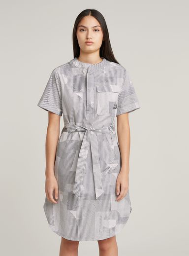 Vestido con cinturón y cortes laterales